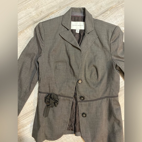 Gray outside brown inside size 2 blazer from banana republic. - Picture 1 of 3